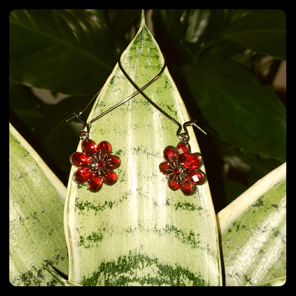5/$20🕸 Red rhinestone flower earrings